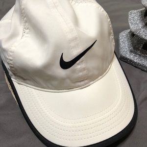Nike Dri-Fit Fearherlight Sports Hat